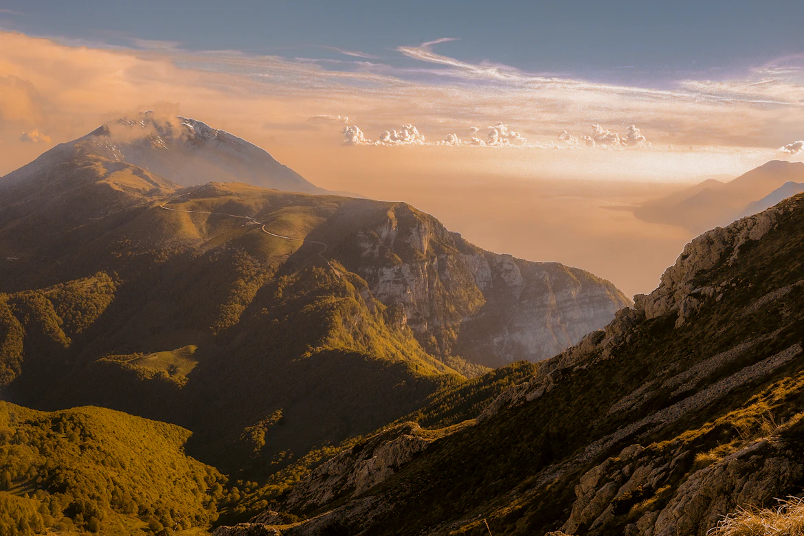 Montagnes baignées d'une lumière dorée