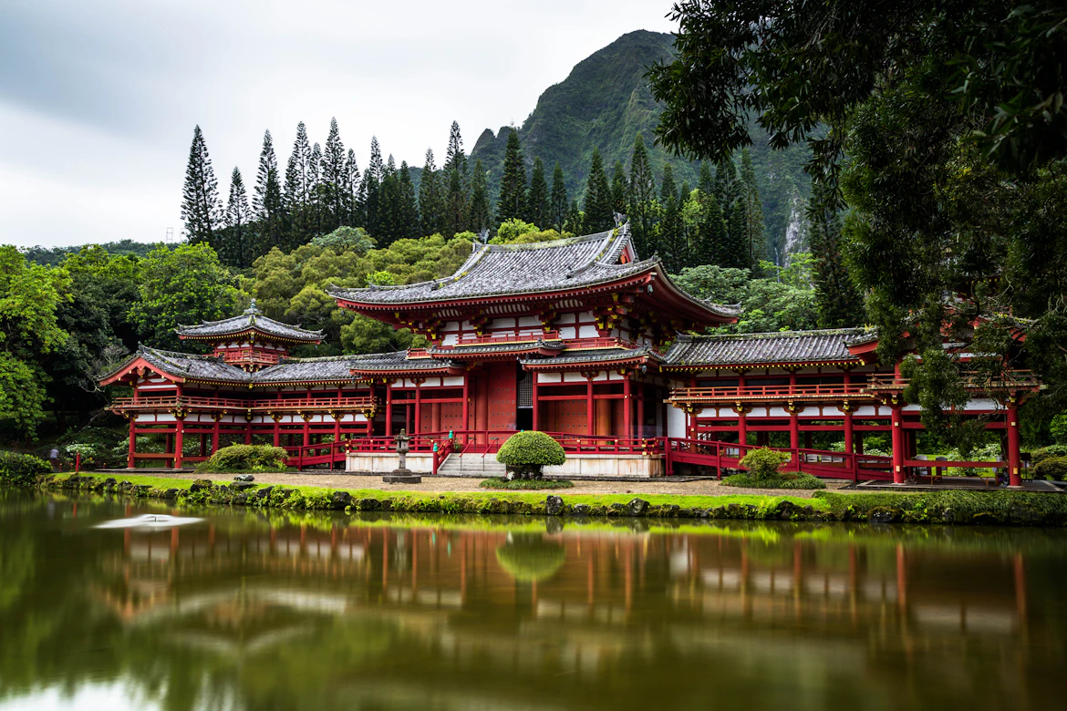 Temple de style japonais au bord d'un étang